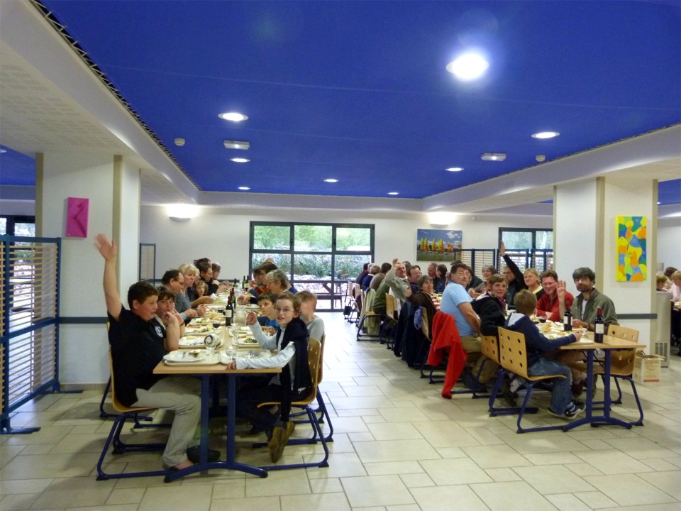 Et c'est le moment du dîner à la Résidence du Lac (nous jetons un voile pudique sur les libations de l'apéritif qui le précéda, mais pendant lequel personne n'a fait de photo). 