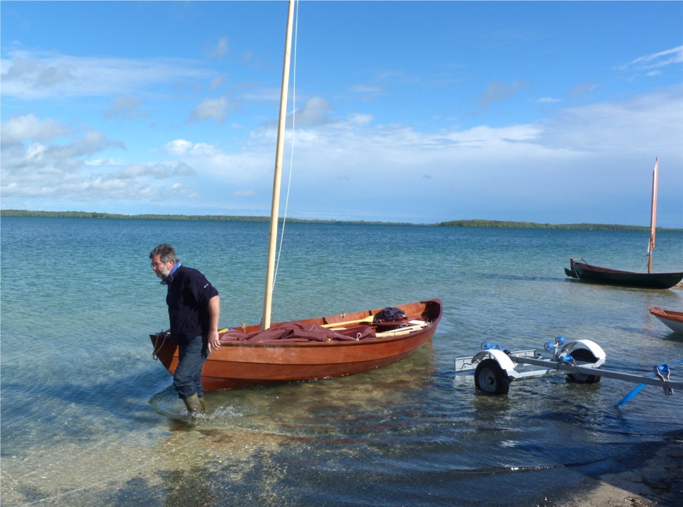 Le lendemain matin, le réveil est consternant, sous un déluge que rien ne semble vouloir arrêter. Mais à 10h, le soleil sort, et nous laisse une belle brise de force 4 avec de belles rafales, et nous lançons donc les bateaux pour en profiter. 