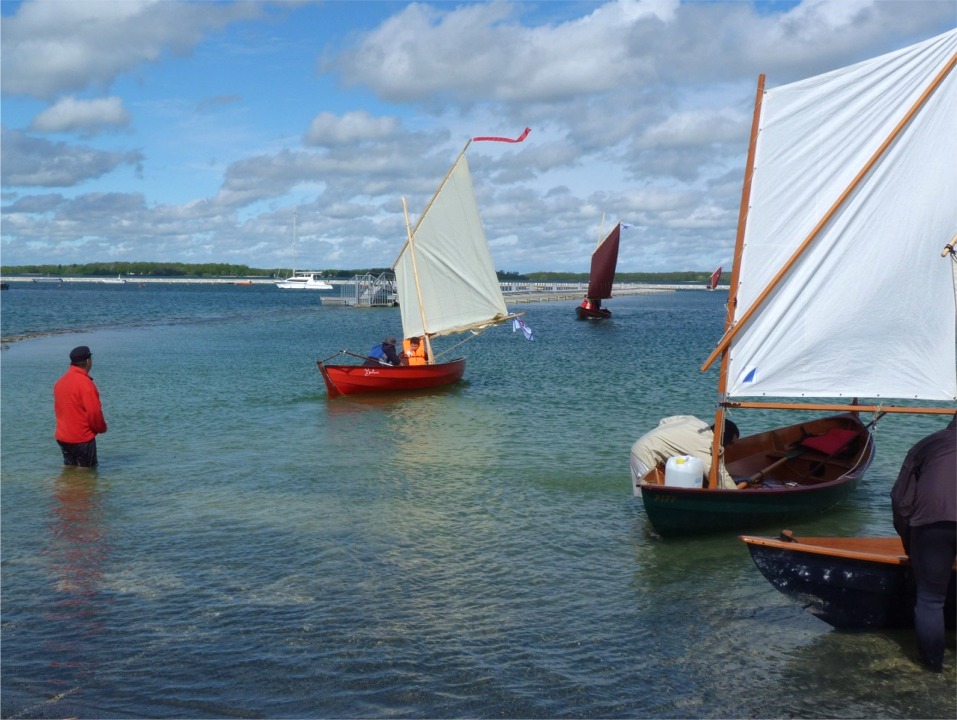 La voile de Bahari fait un pli entre le point de drisse et le point d'écoute car l'amarrage du haut du guindant n'est pas assez souqué.