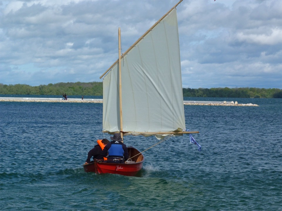 Et c'est parti ! Cette image montre que le vent souffle bien car le vent arrière est l'allure la moins rapide à la voile.