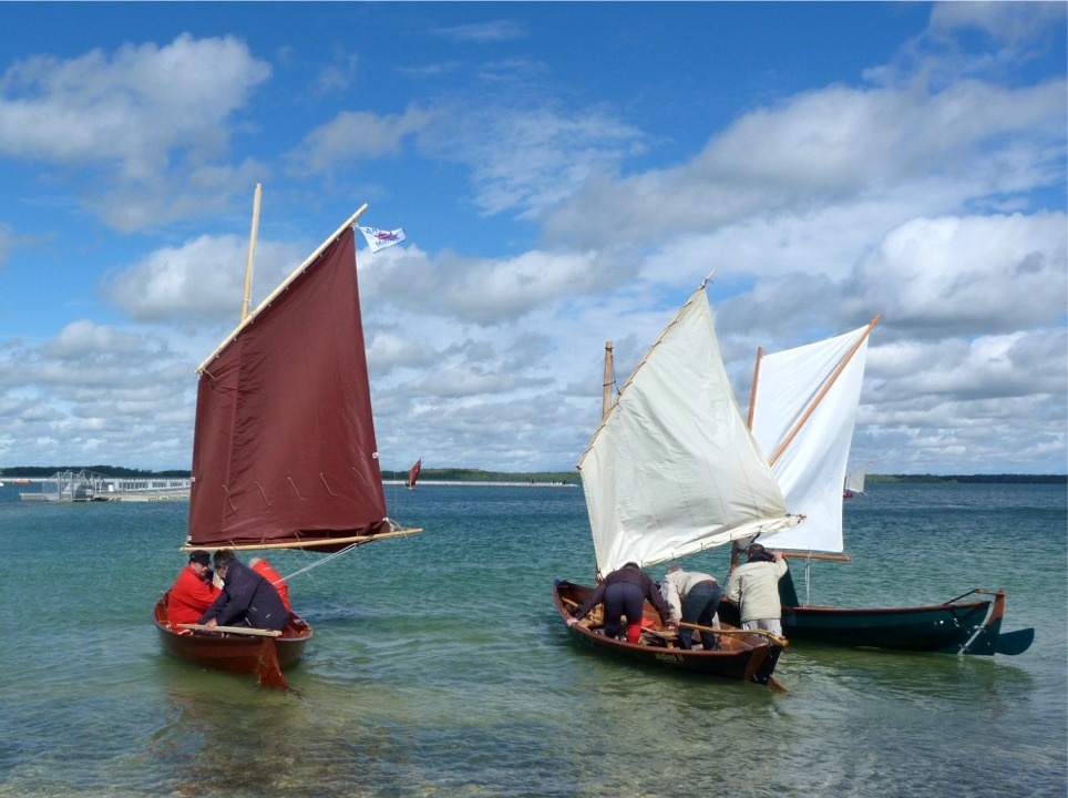 Cette image est la seule où l'on voie le Doris 17 "Aldies II" sous voile, car dans les secondes qui suivent son pied de mât va ripper en arrière et le mât basculer en avant en cassant l'étambrai. Martial sortira ensuite à l'aviron ! 