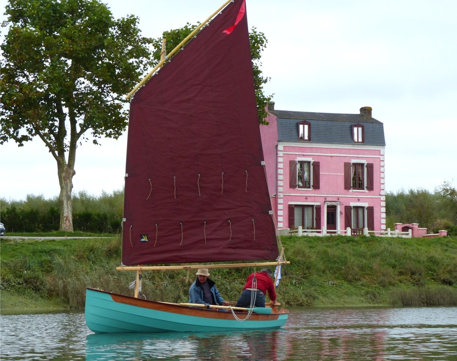 Je suis sur le pontage arrière pour installer le pavillon sur la barre et le barreur est à sa place, ce qui charge beaucoup l'arrière, et je suis surpris que le bateau ne soit que modérement déjaugé. Les ballasts sont pleins, ce qui aide à conserver le bateau dans ses lignes. 