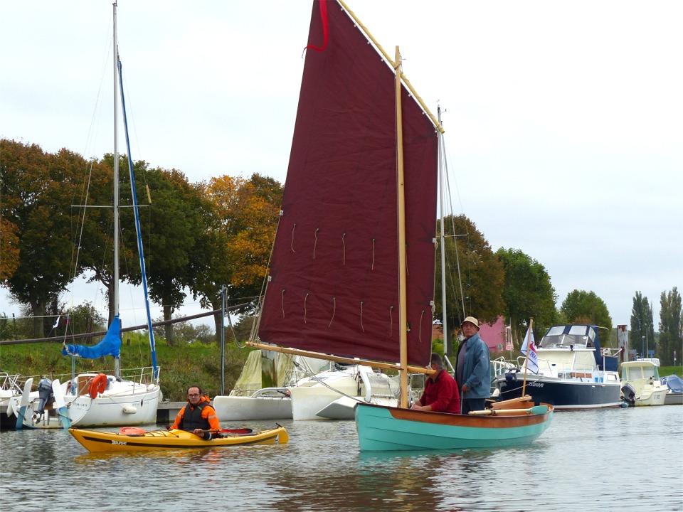 Nous navigons de conserve avec Guillaume et Pierre (invisible ici car c'est lui qui fait la photo), chacun dans un kayak. 