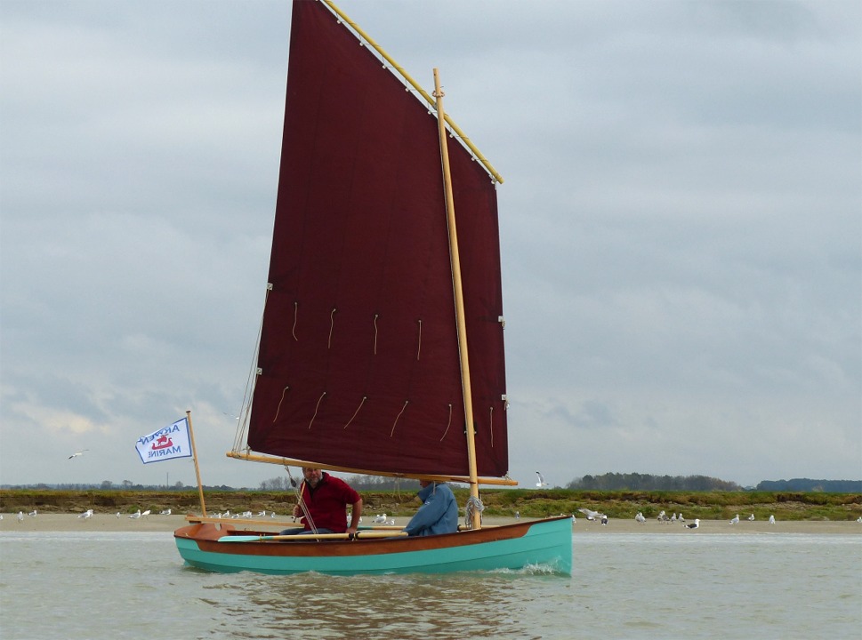 La coque est parfaitement dans ses lignes avec les ballasts remplis et l'&eacute;quipier assis sur le banc transversal avant, et le barreur sur les bancs lat&eacute;raux arri&egrave;re. 