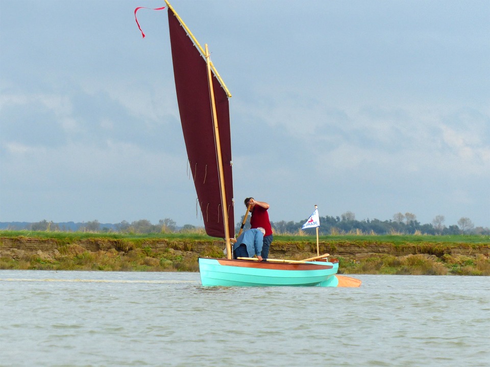 Je ne me suis pas m&eacute;fi&eacute; et viens de me planter en beaut&eacute; (mais en douceur) sur un banc de sable presque invisible sous les mouettes, dont je n'avais pas vu qu'elles avaient pied... Nous poussons avec les avirons et c'est reparti ! 