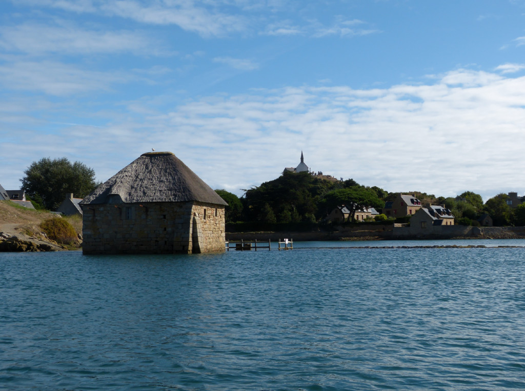 On termine le tour de l'ile en retournant au moulin du Birlot : à la pleine mer, nous pouvons passer la la brêche dans la partie sud du mur de son bassin et aller tirer quelques bords à l'intérieur.