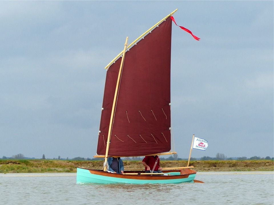 Du coup, j'ai oublié de rebaisser le safran, mais le bateau est tellement bien équilibré qu'on ne le sent pas à la barre. 