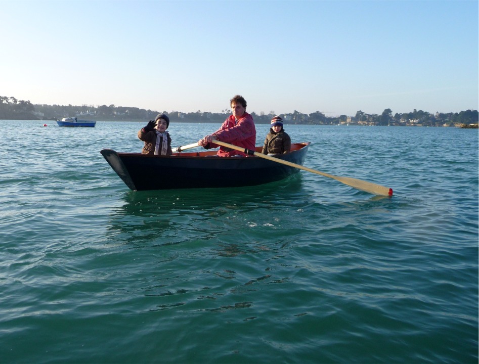 Jean-Pierre nous envoie les trois images suivantes. J'&eacute;crivais la semaine derni&egrave;re que Jean-Pierre avait rondement men&eacute; la construction de son Doris 12. En effet, le kit lui a &eacute;t&eacute; livr&eacute; le 15 d&eacute;cembre, et le 14 janvier son bateau &eacute;tait &agrave; l'eau pour ses premiers essais ! Les essais ont eu lieu vendredi et samedi, et ce sont les images de samedi que voici, prises dans le Havre de Roth&eacute;neuf (un peu &agrave; l'est de St Malo). Allant au devant des commentaires, Jean-Pierre &eacute;crit "... On peut aussi voir que nous avions oubli&eacute; les gilets (ce qui ne se fait pas dans une famille ou nous sommes Ma&icirc;tres Nageurs de p&egrave;re en fils et belle fille...)"