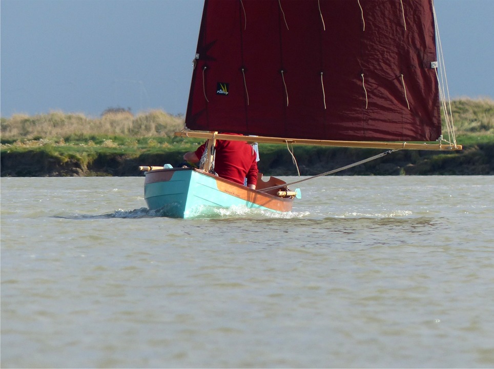 Au vent arri&egrave;re, la b&ocirc;me reste horizontale (ou quasiment) car elle est brid&eacute;e par le bras de levier entre le point d'amure et le capelage du palan d'amure, qui fait ainsi &eacute;galement fonction de h&acirc;le-bas : simple et (tr&egrave;s) efficace. Notez comme la lumi&egrave;re rasante lat&eacute;ralement met en valeur la texture de la misaine. La b&ocirc;me fait plus de deux fois la largeur de Silmaril (3.00 m pour 1.45 m) 