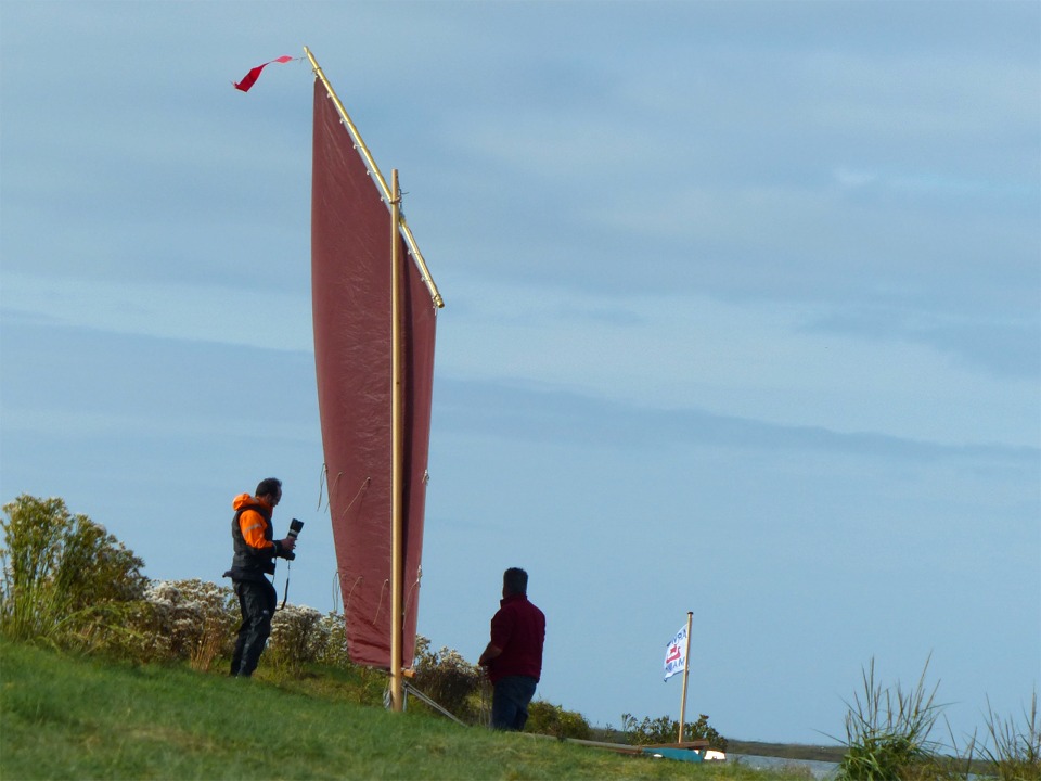 Amusante photo du bateau sans coque... J'ai but&eacute; l'&eacute;trave sur le cot&eacute; du bras de mer pour embarquer Guillaume. 