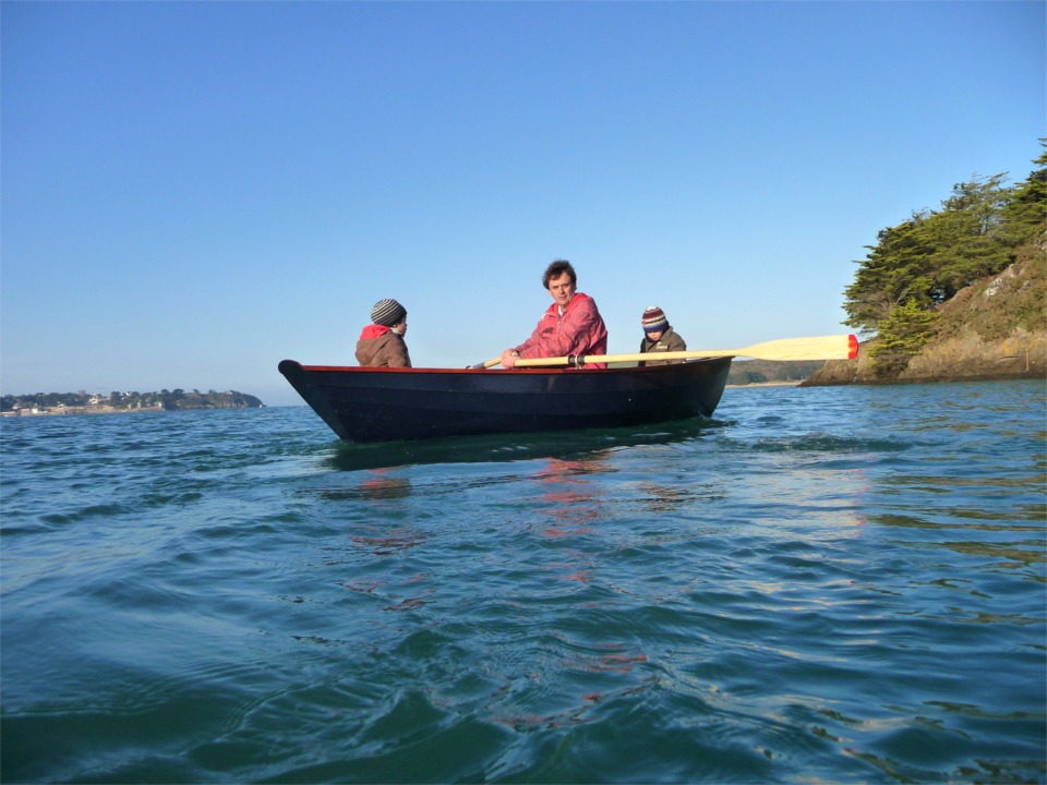 Notez l'angle de prise de vue audacieux de cette jolie image (surtout pour l'appareil photo, au ras de l'eau) !