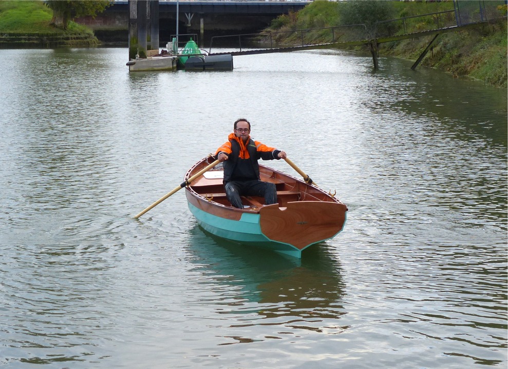 Silmaril flotte nettement au-dessus de sa flottaison de d&eacute;placement car on est autour de 160 kg (et son d&eacute;placement est &agrave; 404 kg). En effet, la flottaison donn&eacute;e par l'architecte, et indiqu&eacute;e dans le descriptif d'un bateau, est la flottaison en charge. 