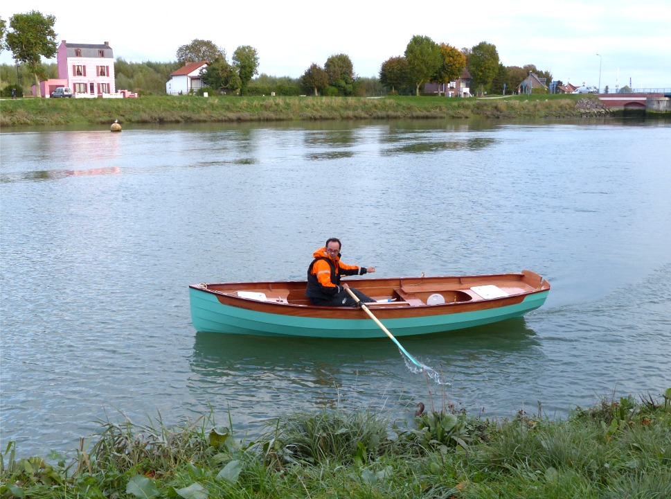 Il faudra que nous essayions la nage en couple, car il y a une position avant (on s'assied &agrave; la place du m&acirc;t) et une position arri&egrave;re (sur le banc transversal arri&egrave;re) en plus de la position centrale (sur le banc transversal avant) que Guillaume utilise. 