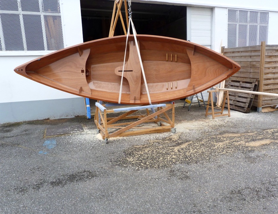 Je me suis remis au travail sur le Skerry "Gustave" : le voici verni sur l'int&eacute;rieur et je le retourne avec l'aide de ma ch&egrave;vre afin de faire la peinture de l'ext&eacute;rieur de la coque. 