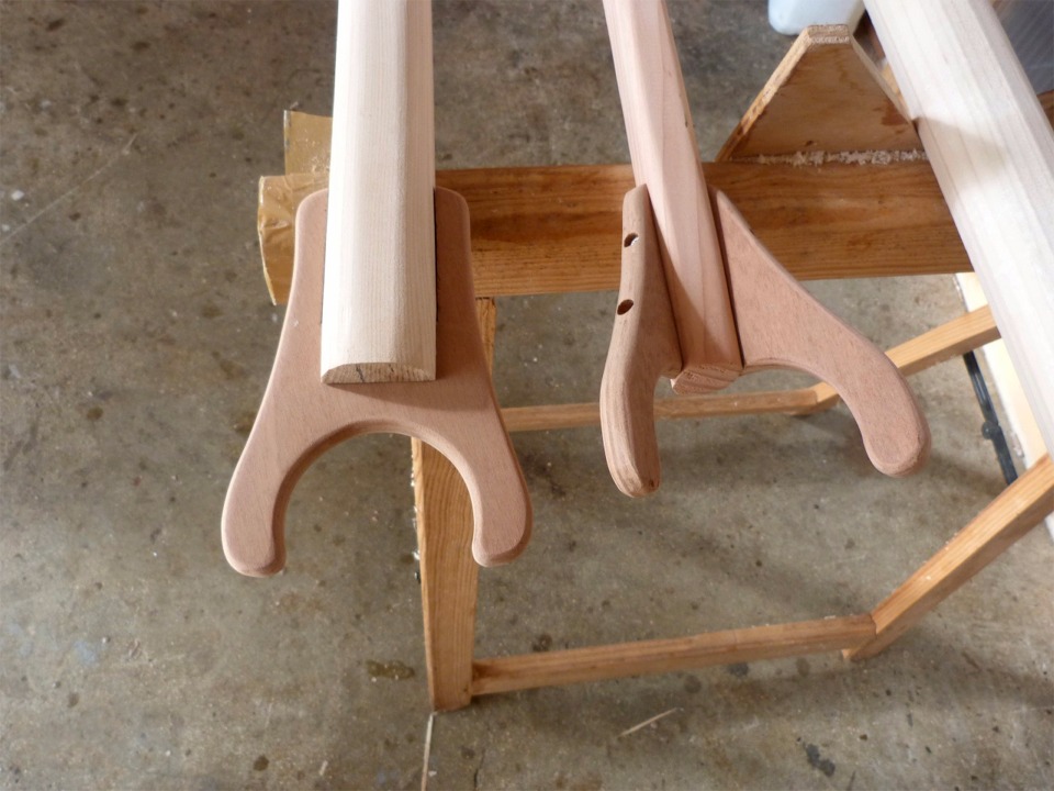 Je pr&eacute;pare les espars de "Gustave" : &agrave; gauche la b&ocirc;me, au centre la vergue et &agrave; droite le m&acirc;t, qui n'est pas encore arrondi. Il me reste aussi &agrave; arrondir les ar&ecirc;tes des extr&eacute;mit&eacute;s de la b&ocirc;me et de la vergue. L'encornat de la b&ocirc;me est d'une seule pi&egrave;ce, alors que celui de la vergue est presque &agrave; angle droit, car elle sera en position quasi verticale lorsque la voile sera &eacute;tablie (ce que les puristes appellent un houari "militaire"). 