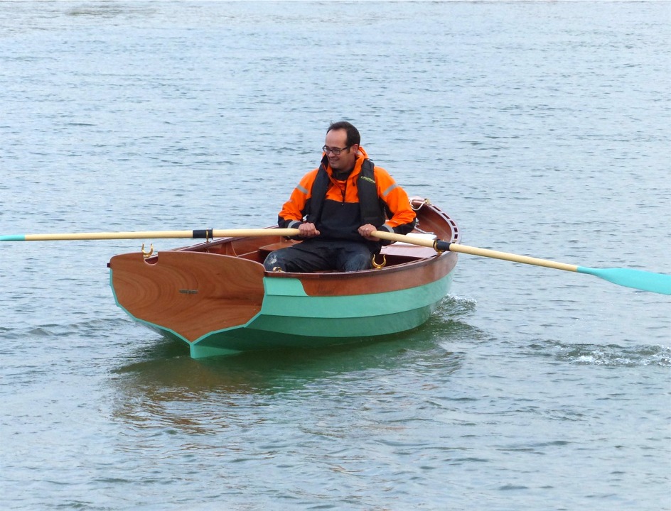 Si la largeur est un peu importante pour un bateau d'aviron, la longueur de flottaison est adéquate et la carène est fine, et Silmaril montre son agilité sous le contrôle de Guillaume. 