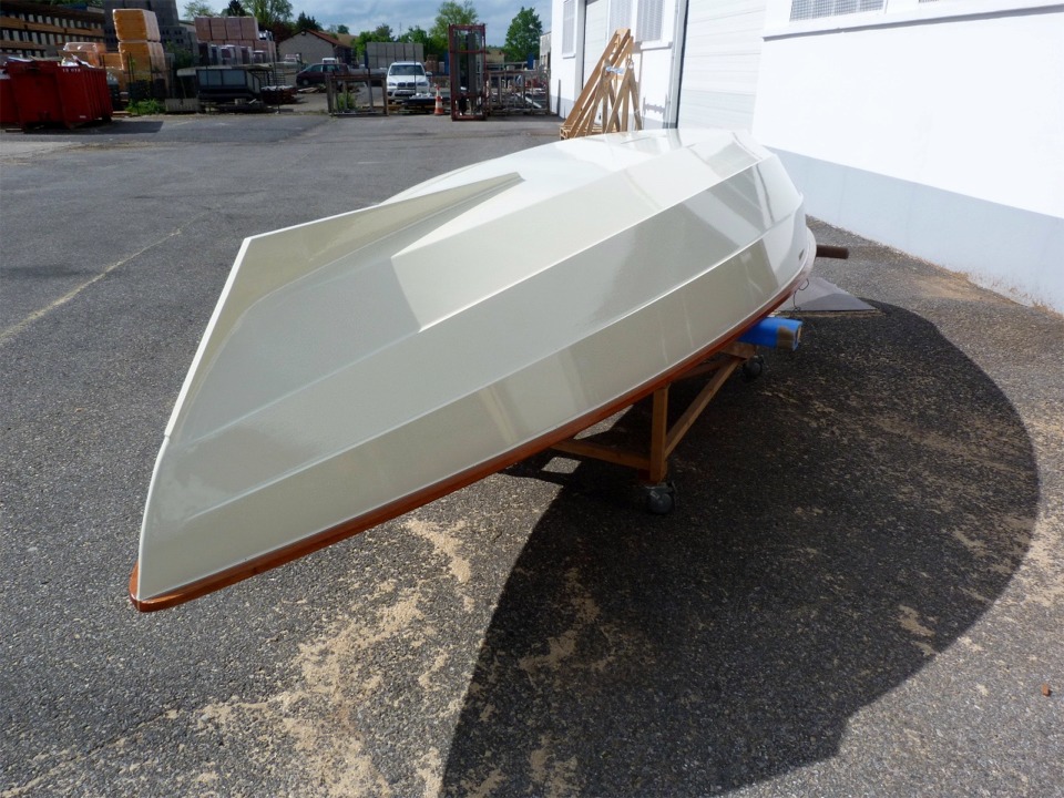 Quelques jours plus tard, je sors "Gustave" pour que le malheureux profite un peu du soleil, si rare ces temps derniers. En fait, la peinture est dure et je vais le remettre &agrave; l'endroit pour installer l'accastillage. Toutes mes excuses &agrave; Arnaud pour n'avoir pas publi&eacute; plus t&ocirc;t cette image, car il &eacute;tait &agrave; juste titre curieux de voir la teinte de la peinture. J'adore les jeux de lumi&egrave;re sur cette teinte claire, qui met en valeur la finesse des lignes du Skerry). 