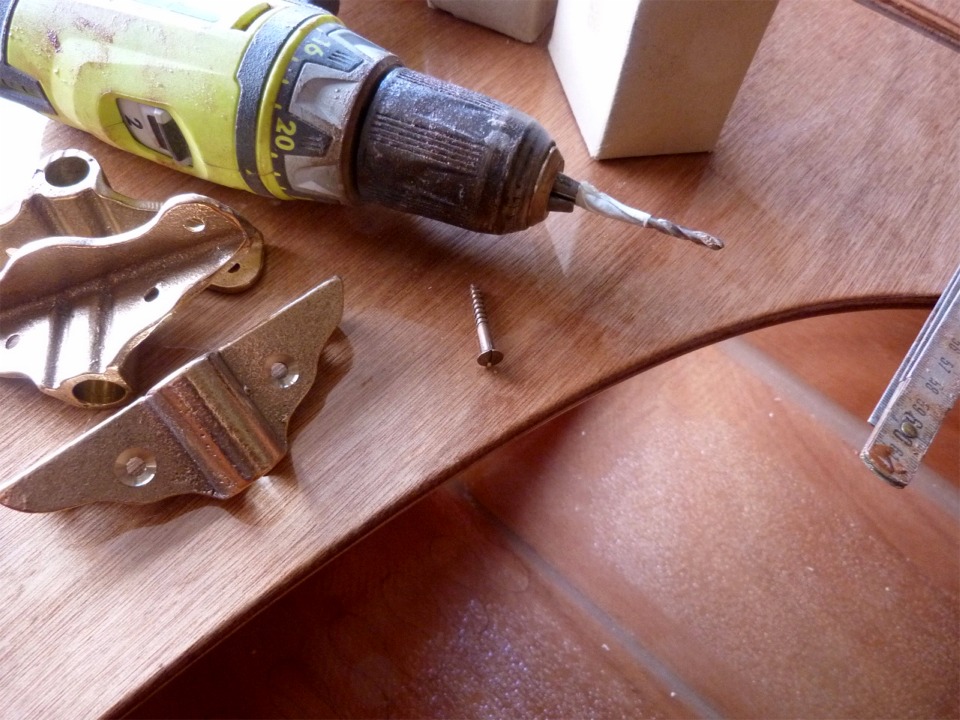 Je vais monter les supports de dames de nage : avant de percer, j'ai coll&eacute; un bout d'adh&eacute;sif sur le for&ecirc;t &agrave; l'endroit o&ugrave; je dois arr&ecirc;ter le trou, qui doit &ecirc;tre un peu plus court que la vis, afin qu'elle puisse "mordre" dans le bois. Je suis tr&egrave;s fier de moi quand j'ai des id&eacute;es comme &ccedil;a, mais j'ai souvent l'impression de r&eacute;inventer la roue, faute de CAP d'&eacute;b&eacute;niste... 