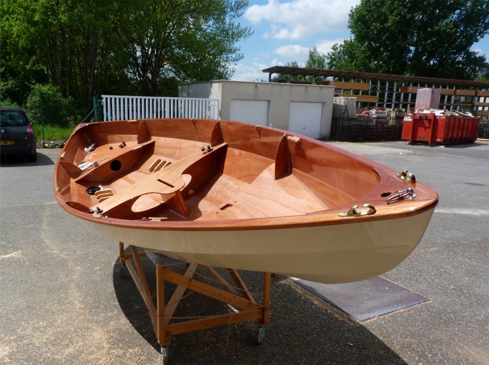 J'ai aussi fix&eacute; les quatre supports de dames de nage, les deux &eacute;l&eacute;gants chaumards asym&eacute;triques et les quatre taquets d'amarrage en teck. Comme on le voit, il me reste encore &agrave; fixer les trappes de visite des caissons, voil&agrave; pourquoi j'ai cal&eacute; le bateau sur le cot&eacute;, afin d'avoir un acc&egrave;s plus facile au fond. 