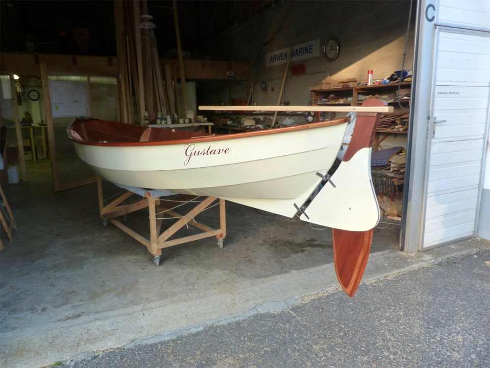 J'ai fix&eacute; les ferrures du gouvernail : f&eacute;melots sur la coque et aiguillots sur le gouvernail, et j'ai pos&eacute; le lettrage "Gustave". 