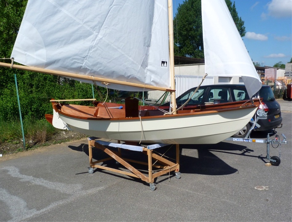 J'adore la combinaison de couleurs de la peinture cr&egrave;me et du bois vernis. Sous cet angle, la grand-voile &agrave; bordure libre a l'air immense. Avec le foc, la surface de voilure totale est de 7.26 m2. 