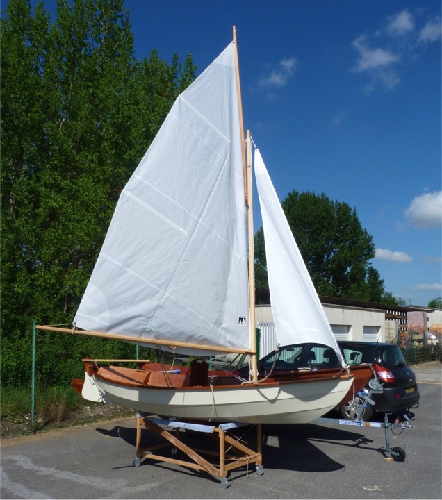 C'est le grand jour : Arnaud vient chercher Gustave et je finis (en retard) de gr&eacute;er les voiles. C'est le premier Skerry que je construis avec ce gr&eacute;ement de sloop houari. Certes, c'est nettement plus complexe que mon gr&eacute;ement favori de misainier au tiers, mais c'est un joli gr&eacute;ement et je pense qu'il va &ecirc;tre int&eacute;ressant sous voile. 