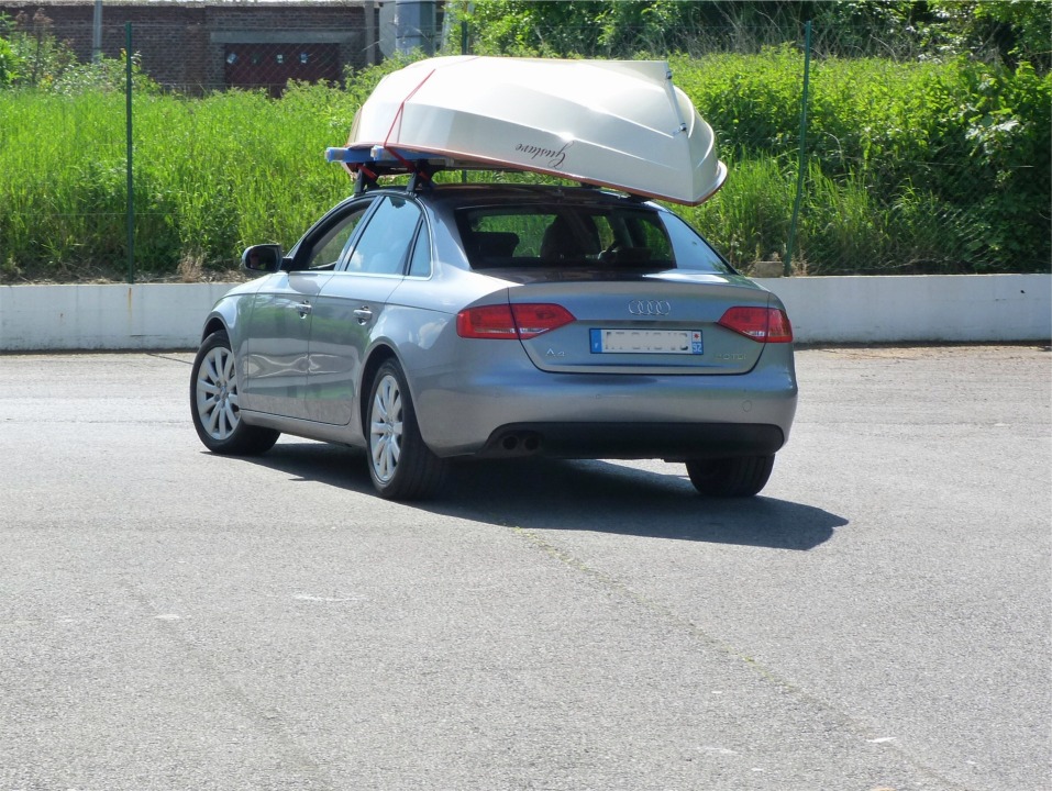 J'adore la combinaison de couleurs de la peinture cr&egrave;me et du bois vernis. Sous cet angle, la grand-voile &agrave; bordure libre a l'air immense. Avec le foc, la surface de voilure totale est de 7.26 m2. 
