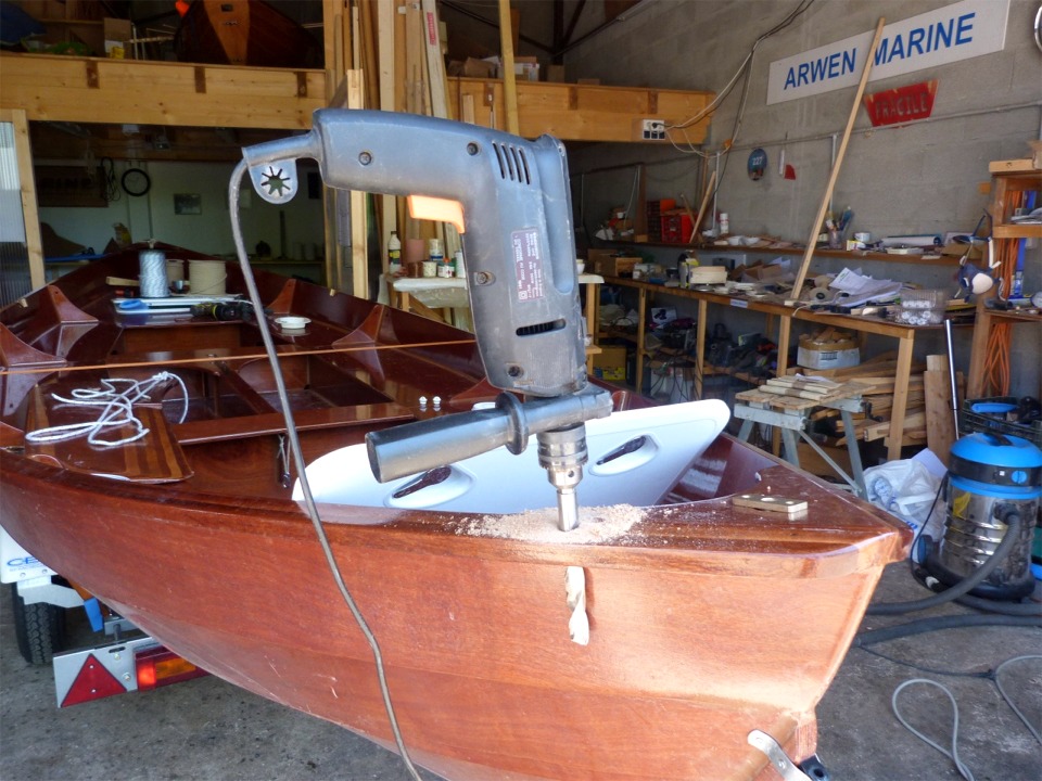 J'attaque "Gandalf" à la perceuse avec un forêt taille adulte (19 mm) : je veux installer un support de dame de nage à l'arrière sur bâbord afin de pouvoir godiller dans les passages étroits (je pense notamment à l'écluse de Guily Glaz, pendant la prochaine Route du Sable de Rosnoen à Chateaulin). C'est que quand je rame, Gandalf est aussi large que long, avec des pelles de 2.70 m, et c'est assez encombrant... 