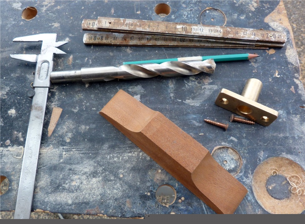 En fait, je me suis aperçu lors des essais de godille à sec que poser le support directement sur le liston ne convient pas car l'angle du liston est trop fermé par rapport à l'axe du bateau et l'aviron frotte sur le liston. Je vais donc poser le support de dame de nage au sommet de cette toletière qui lui donnera un meilleur angle par rapport au liston. Je vais remplacer les vis bronze de 35 mm par d'autres plus longues (60 mm), qui viendront "mordre" dans le liston à travers la toletière collée à l'époxy, et ainsi renforcer le collage de la toletière sur le liston. 