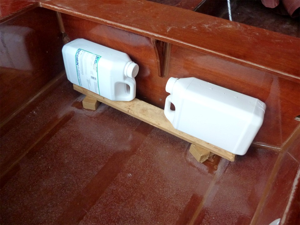 En parallèlle je colle les "placards" de contreplaqué qui bouchent les emplacements de mes deux vide-vite qui ne fonctionnaient pas. N'ayant pas encore pris le temps de rechercher la cause précise de ce dysfonctionnement, j'ai décidé de ne pas les remonter à un autre endroit de la sole. La méthode purement expérimentale me séduit assez moyennement lorsqu'il s'agit de faire plein de trous dans le fond d'un bateau... 