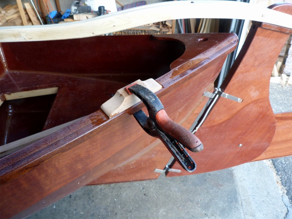 J'ai aussi avancé un peu la tolétière par rapport à mon premier essai, mais ce n'est que lors des premiers essais de godille sur l'eau que je saurai si la position est bonne. Cette image montre que j'ai bouché le premier trou et que le pressage du collage de la toletière est assez succinct. Je ramasse mes 100 points de bonus pour avoir placé "succinct" et j'en profite aussi pour faire un essayage de la barre. 