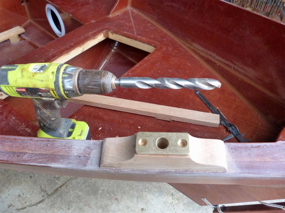 J'avais d'abord percé la toletière sur la perceuse à colonne avant de la coller, puis j'ai percé le liston à travers la toletière. En effet, le support est contenu dans la toletière, mais la queue de la dame de nage dépassera à travers le liston. 