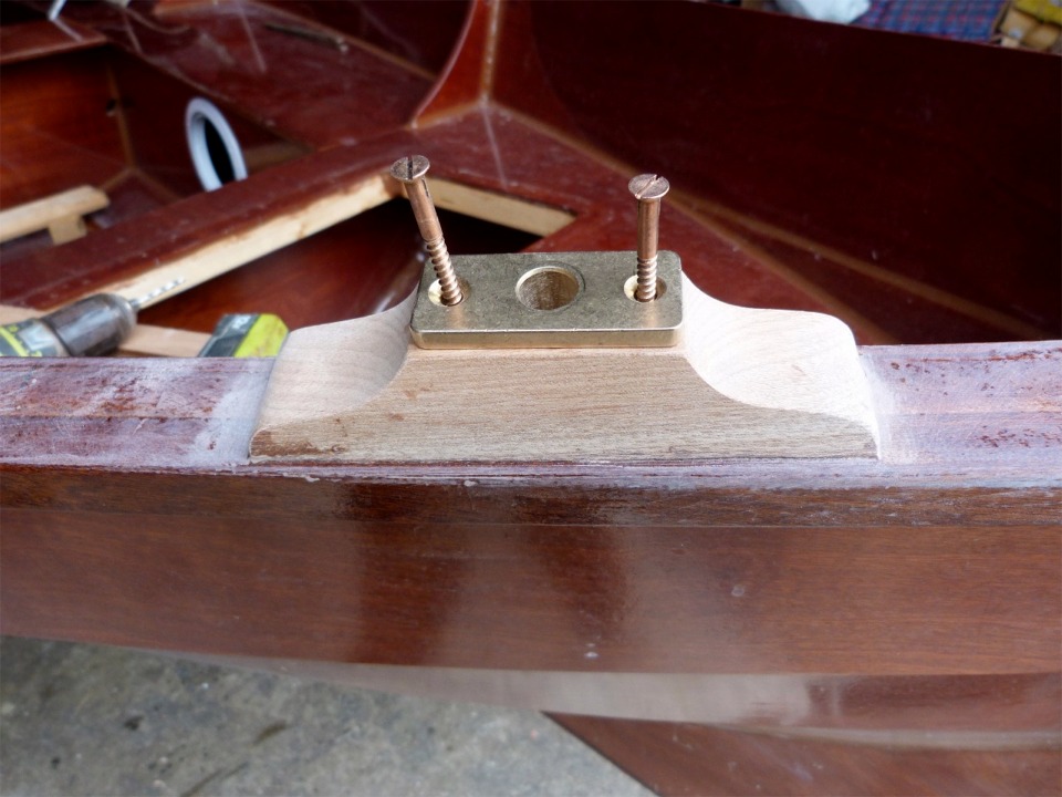 Voici les vis bronze adultes mentionnées plus haut. Le support de dame de nage ajoute encore 5 mm de hauteur aux 30 mm de la toletière, et j'espère que cela donnera un surplomb suffisant à la dame de nage par rapport au liston. 