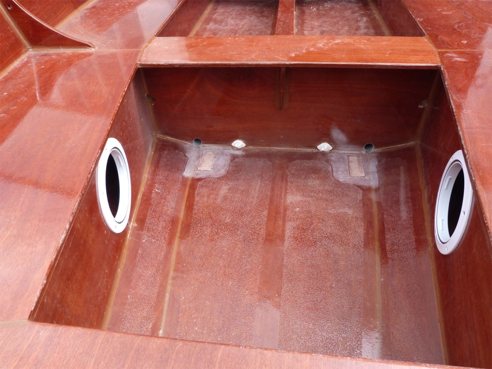 Après collage des "placards", j'ai stratifié deux couches de tissu de verre par dessus, que je viens de poncer. 