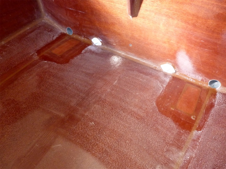 Dernière couche d'époxy sur les placards stratifiés. En l'absence d'informations précises, je suppose que mes vide-vite étaient trop en arrière sur la carène, mais si je les avance, ils seront dans les réservoirs de ballast, ce qui n'est pas franchement pratique, car il faudrait vider le ballast pour assécher les fonds, puis re-remplir le ballast... Pas très pratique au près dans la brise. Je vais m'équiper d'une écope et d'une pompe à main en attendant le prochain essai. 