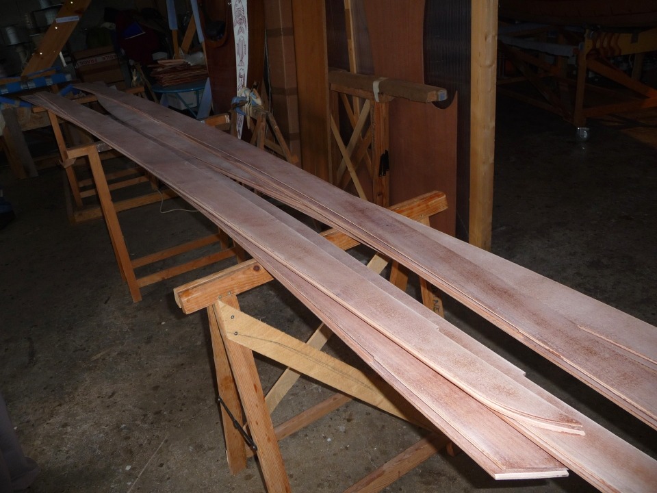 Voici l'essentiel de la future Yole de Chester que nous allons construire ensemble : les 12 bord&eacute;s qui vont constituer, avec le tableau arri&egrave;re, la "peau" du bateau. J'ai coll&eacute; les joints de ces bord&eacute;s et effectu&eacute; un certain nombre de pr&eacute;paratifs afin que cette construction "tienne" sur les 5 jours qui nous sont impartis. 