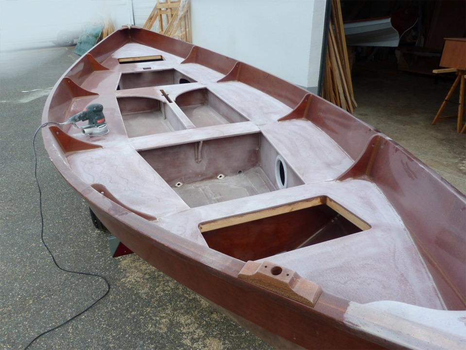 Voici "Gandalf" partiellement déguisé en loukoum : je le ponce pour le vernir et le peindre. Pierre a ensuite pris le relais et a passé des heures à le poncer en plein soleil pendant que j'avançais sur le coffre (à l'ombre), et j'en suis suis tout confus... 