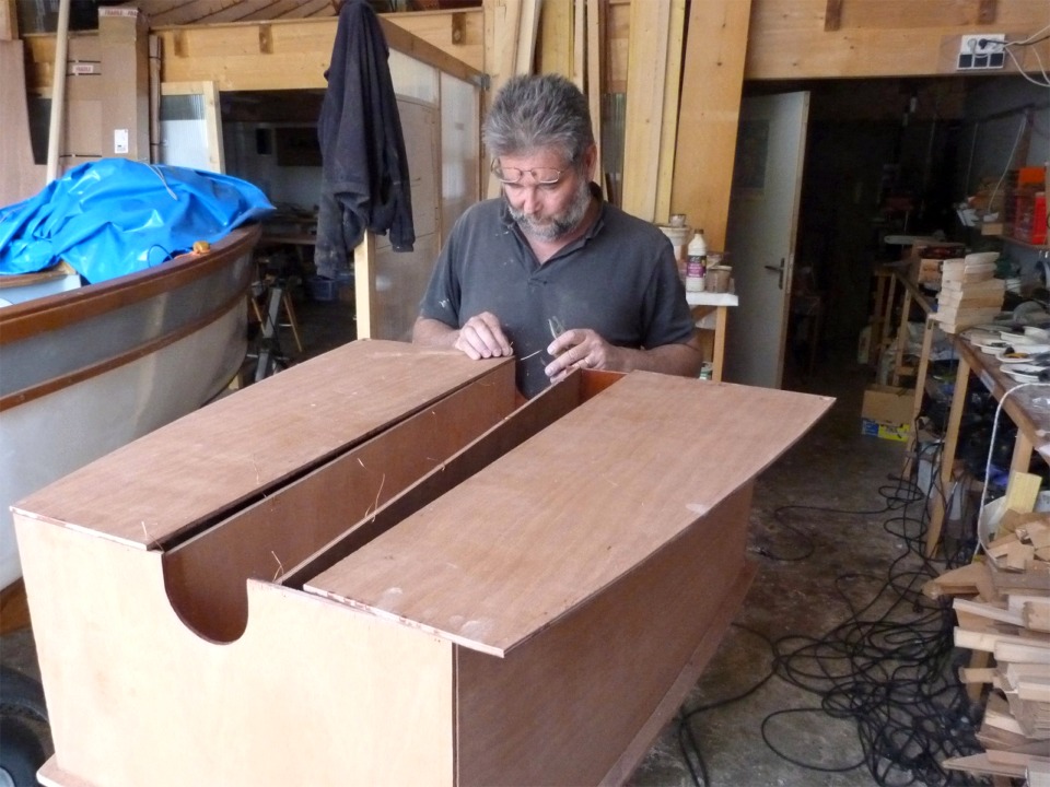 Pierre a pris cette photo alors que je suis en train de me gratter la tête pour déterminer comment passer les sutures des panneaux de fond du coffre. Cette image montre très bien le tunnel central qui traverse le fond du coffre. 