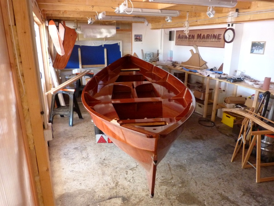 Et j'ai commencé le vernis sur tout l'intérieur de "Gandalf". Je vernis aussi l'extérieur du carreau. Pour l'extérieur de la sole et les bordés 1 et 2, j'hésite entre le gris et le blanc, forcément pour "Gandalf"... 