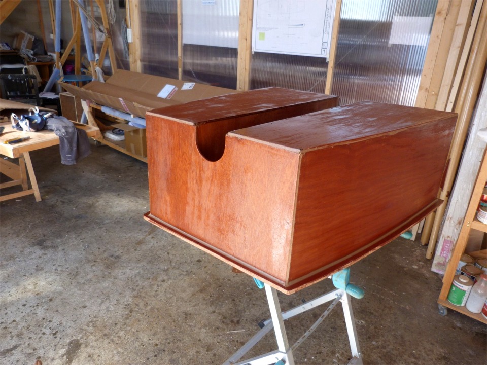 J'ai fini de coudre et de coller le coffre étanche de Pierre et j'ai passé dessus une couche d'imprégnation époxy. Je dois encore en passer une seconde après un bon ponçage. 