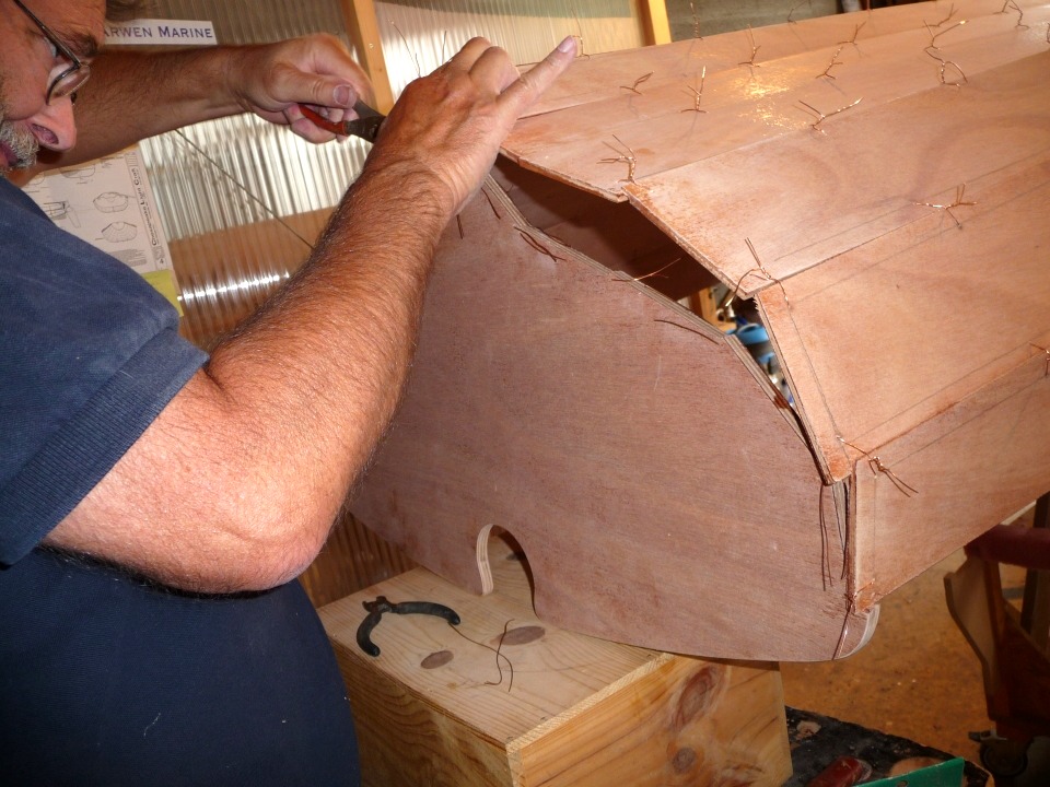 J'ai aussi amen&eacute; un &eacute;tabli &agrave; l'arri&egrave;re, et la caisse en bois est juste &agrave; la bonne hauteur pour mettre le tableau arri&egrave;re en appui. En effet, il est hors de question de travailler &agrave; main lev&eacute;e, car la n&eacute;gociation pour amener chacune des extr&eacute;mit&eacute;s de bord&eacute; dans son "cr&eacute;neau" sur le tableau est assez d&eacute;licate. 