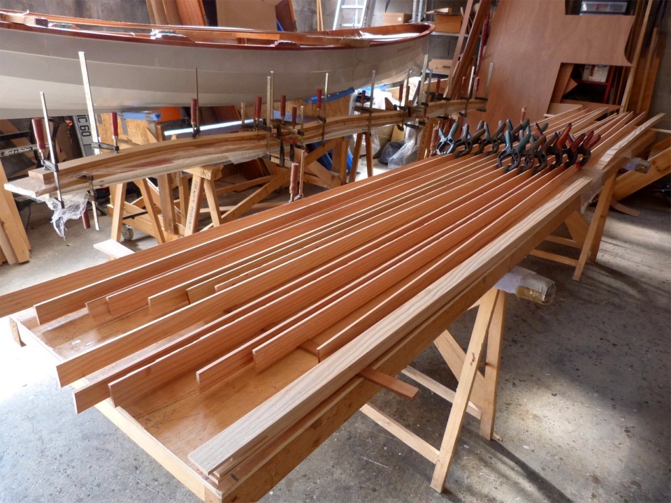 Je poursuis mes pr&eacute;paratifs &agrave; la construction d'un Wood Duck Double et d'un SailRig que nous allons configurer pour l'adapter sur le Wood Duck avec Pierre, qui vient de Grenoble pour la construction accompagn&eacute;e de son (ou plut&ocirc;t ses) bateaux. Au premier plan, les lattes qui vont nous servir &agrave; r&eacute;aliser les bras de liaison entre les flotteurs du SailRig et la coque centrale que constituera le Wood Duck. Derri&egrave;re, le chantier de collage des bras de liaisons est lui-m&ecirc;me en collage. Ce chantier, fourni avec le kit, est en MDF (Medium Density Fibers : anciennement connu sous le nom de "masonite" et sous la marque Isorel).