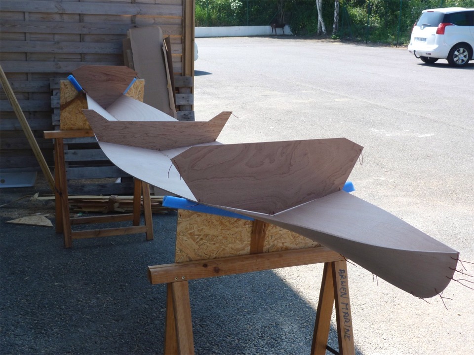 Pierre est arriv&eacute; et nous avons commenc&eacute; &agrave; coudre les panneaux de fond du Wood Duck Double, et avons ins&eacute;r&eacute; les deux cloisons s&eacute;parant le cockpit des caissons avant et arri&egrave;re ainsi que la cloison temporaire centrale, qui va nous aider &agrave; donner sa forme &agrave; la coque. 