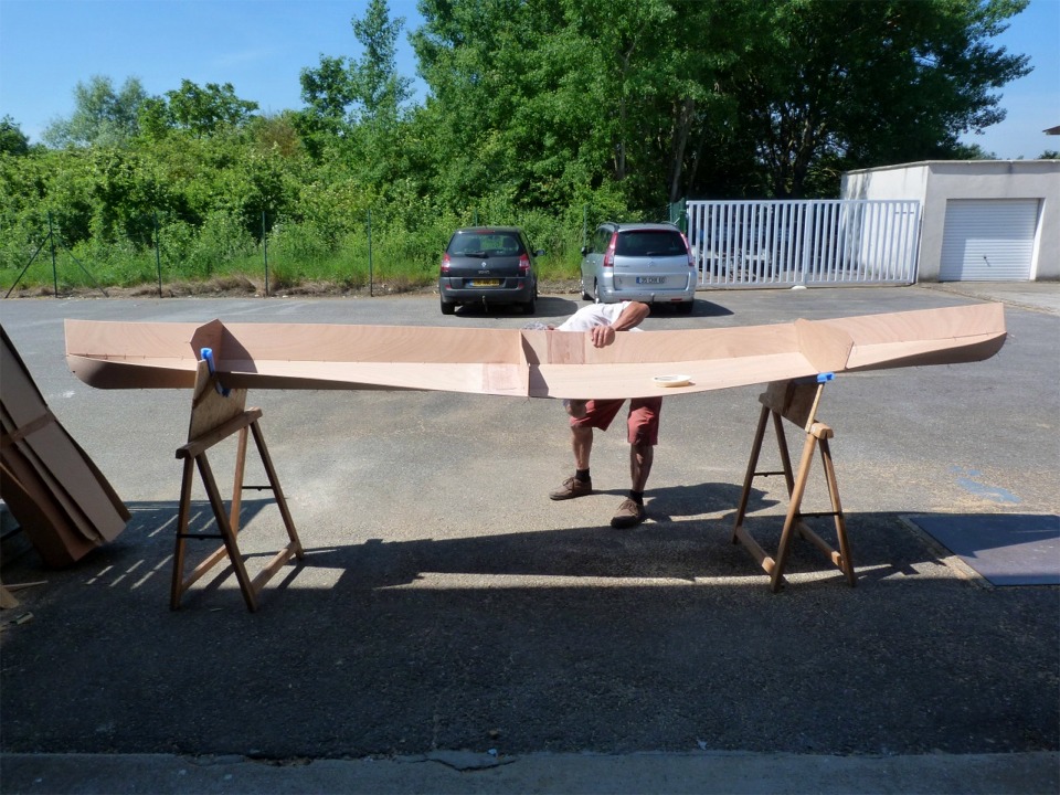 Et voici Pierre, qui croit qu'il est bien cach&eacute; derri&egrave;re le Wood Duck... En fait, Pierre est occup&eacute; &agrave; nouer une des sutures en fil de cuivre qui connectera le panneau lat&eacute;ral tribord au panneau de fond. 