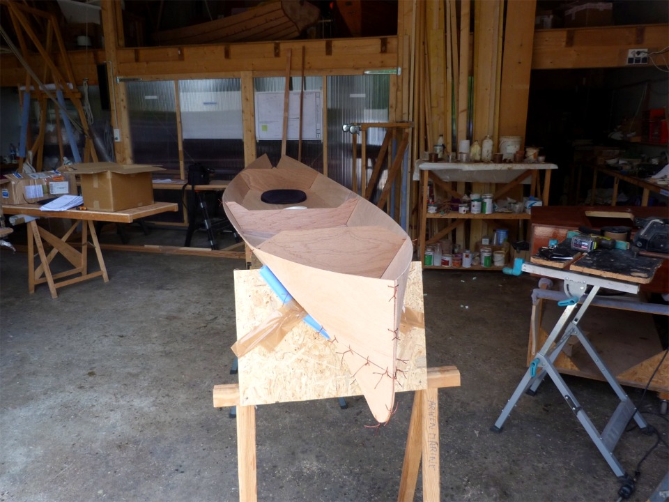 Peu de temps apr&egrave;s, nous avons presque termin&eacute; la couture de la coque et il ne nous reste plus qu'&agrave; mettre en place le petit tableau arri&egrave;re pour finir le montage de la coque, et nous avons positionn&eacute; le si&egrave;ge arri&egrave;re afin de visualiser o&ugrave; et comment nous allons connecter les deux bras de liaison du SailRig sur le Wood Duck. A ma connaissance, nous sommes sur une premi&egrave;re mondiale : aucun Wood Duck Double n'a encore &eacute;t&eacute; &eacute;quip&eacute; d'un SailRig ! 