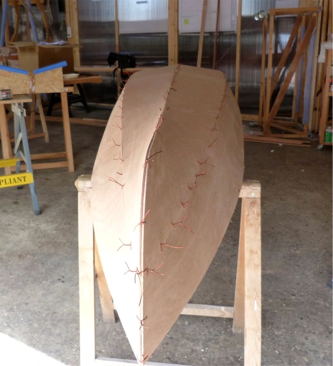 Couture finie, nous avons retourn&eacute; la coque afin de v&eacute;rifier que toutes les sutures sont correctement serr&eacute;es et que les panneaux sont bien jointifs. 