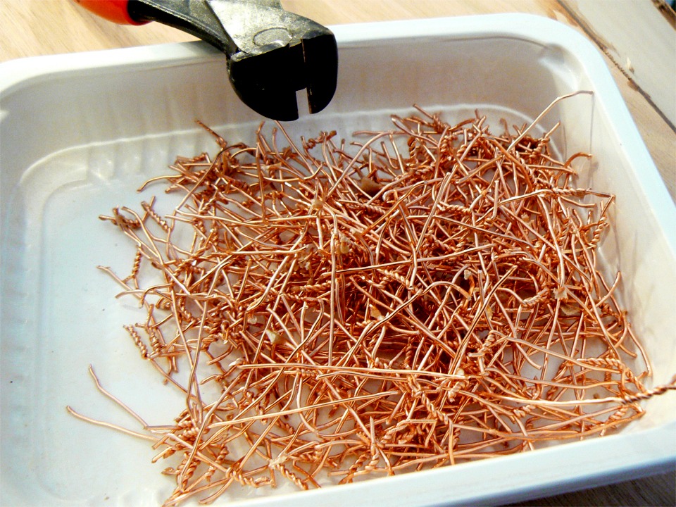 Quand l'&eacute;poxy de ce premier collage a polym&eacute;ris&eacute; (durci, quoi !) on coupe toutes les sutures en fil de cuivre et on les extrait. Maintenant je les collecte soigneusement car c'est un cauchemar pour les flexibles d'aspirateur, &agrave; bon entendeur !