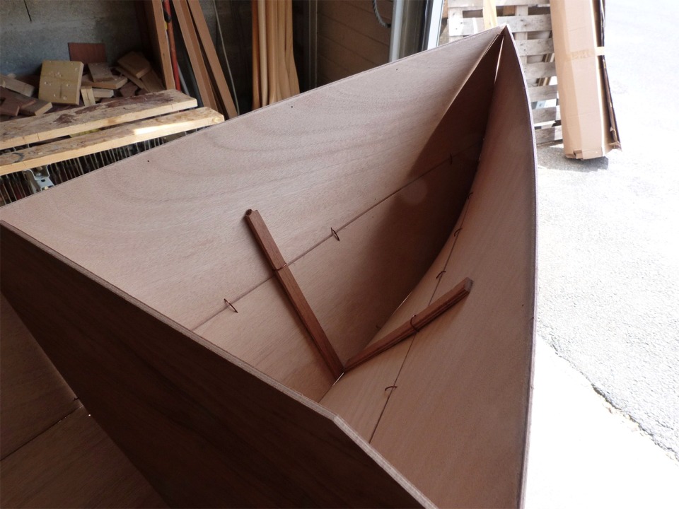 La forme tr&egrave;s &eacute;labor&eacute;e de la courte coque (4.27 m) du Wood Duck Double impose des courbures tr&egrave;s marqu&eacute;es aux panneaux de contreplaqu&eacute; marine okoum&eacute; de 4 mm, et nous avons ins&eacute;r&eacute; ces baguettes &agrave; la proue afin de nous assurer que les panneaux resteront bien de niveau sur le joint. 