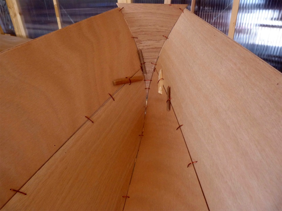 A l'arri&egrave;re aussi nous avons utilis&eacute; des ruses de sioux pour assurer que les panneaux acceptent de rester de niveau sur les joints lat&eacute;raux. Le tableau se termine en pointe tr&egrave;s ac&eacute;r&eacute;e sur un &eacute;tambot au talon arrondi selon une courbe similaire &agrave; l'&eacute;trave et presque aussi aig&uuml;. 