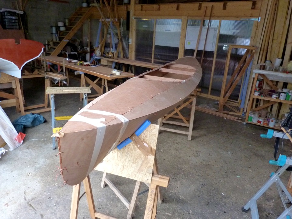 Premier assemblage du pontage sur la coque afin de v&eacute;rifier que les deux &eacute;l&eacute;ments seront compatibles sur le livet. 